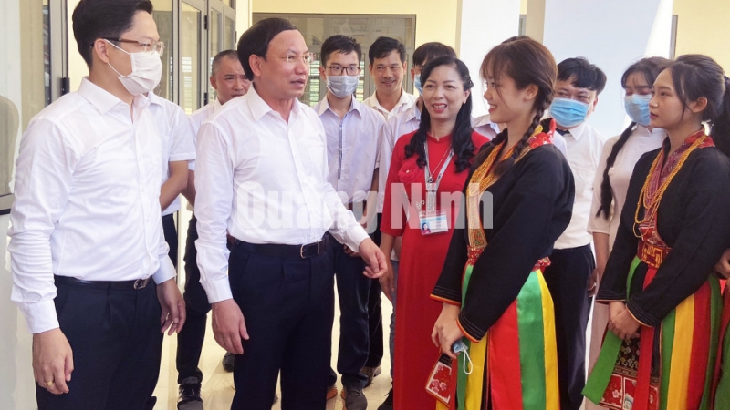 Bí thư Tỉnh ủy Nguyễn Xuân Ký cùng trò chuyện, động viên các em học sinh trong nhà trường (9-2020). Ảnh: Lưu Linh