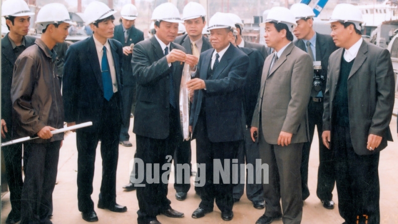 Lãnh đạo Công ty giới thiệu với đồng chí Lê Khả Phiêu, nguyên Tổng Bí thư về công nghệ hàn lót sứ trong chuyến thăm Công ty ngày 17-3-2004.
