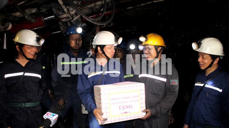 Đồng chí Bí thư Tỉnh ủy tặng quà cho các công nhân hầm lò đang làm việc tại Lò chợ cơ giới hóa 21103 (3-2020). Ảnh: Thu Chung