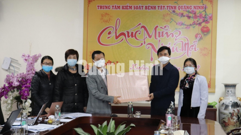 UBND tỉnh Nguyễn Tường Văn tặng quà, khích lệ tinh thần làm việc của cán bộ CDC Quảng Ninh (1-2021). Ảnh: Trúc Linh