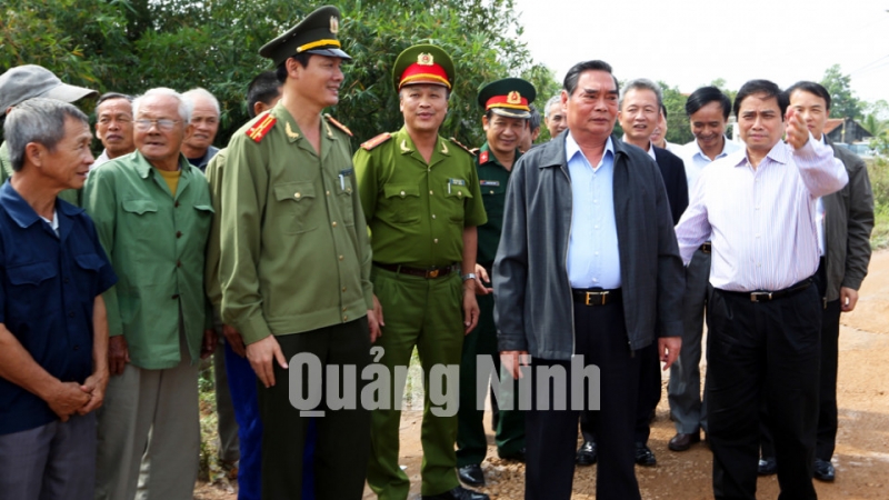 Quân và dân huyện Vân Đồn chào mừng đồng chí Lê Hồng Anh, Ủy viên Bộ Chính trị, Thường trực Ban Bí thư đến thăm.