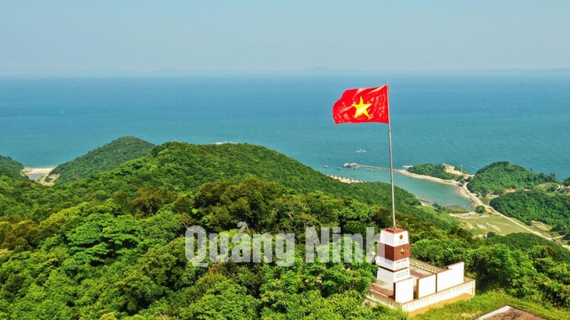 Cột cờ đảo Trần (9-2020). Ảnh: Hùng Sơn