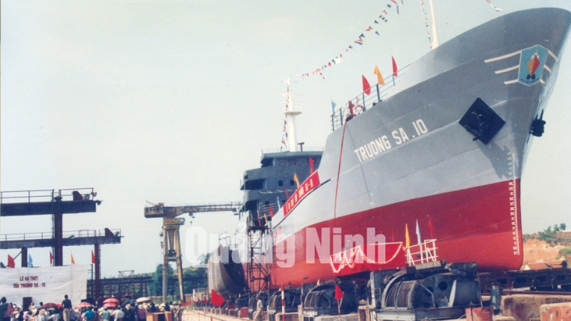 Hạ thủy tàu Trường Sa 10 trọng tải 1.000 tấn (1990-1995).