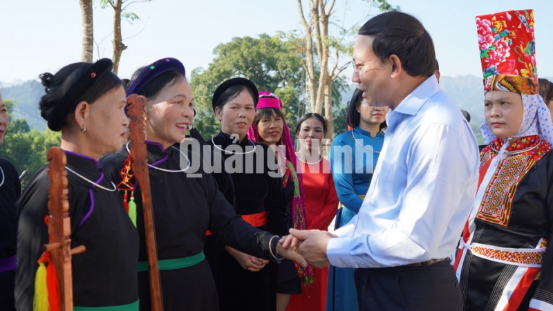 Bí thư Tỉnh ủy Nguyễn Xuân Ký trò chuyện với nhân dân khu Chang Nà, thị trấn Bình Liêu, huyện Bình Liêu (11-2020). Ảnh: Hồng Nhung
