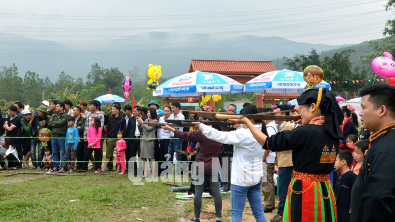 Thi bắn cung tại tại Hội làng Bằng Cả (3-2018). Ảnh: Phương Thúy