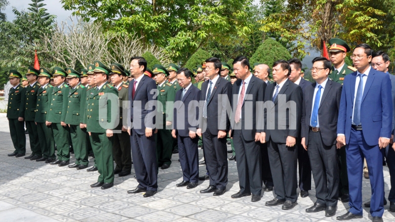 Các đại biểu mặc niệm tưởng nhớ công ơn các anh hùng liệt sĩ đã hy sinh cho sự nghiệp bảo vệ Tổ quốc (6-2-2019). Ảnh: Nguyễn Thanh