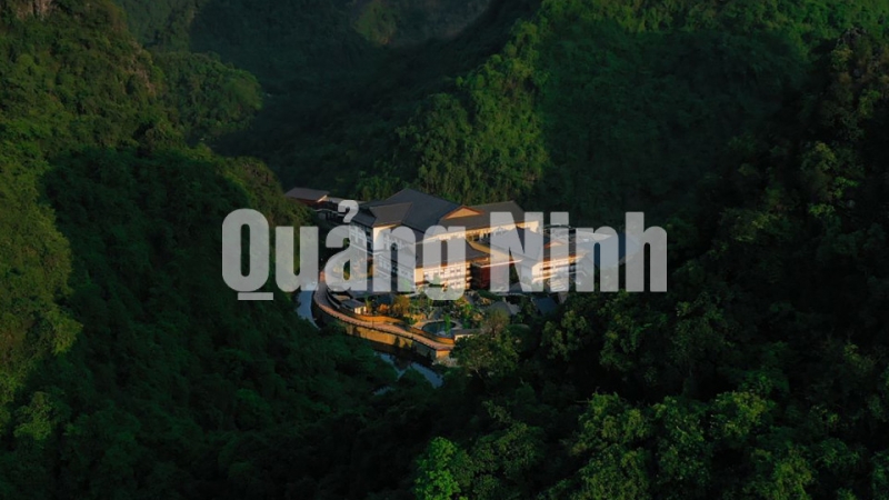 Khu nghỉ dưỡng Yoko Onsen Quang Hanh được bao bọc giữa các dãy núi, nhìn từ trên cao giống như một ngôi làng nhỏ ở Nhật Bản (5-2020). Ảnh: Đỗ Phương