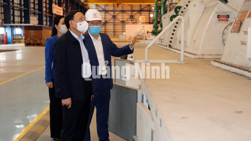 Bí thư Tỉnh ủy Nguyễn Xuân Ký thăm giàn tua bin máy phát điện thuộc Phân xưởng Vận hành của nhà máy (2-2021). Ảnh: Đỗ Phương