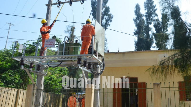 Công nhân Điện lực Quảng Ninh thực hiện các thao tác chuẩn bị đóng điện cho xã đảo Cái Chiên tại trạm biến áp Cái Chiên 2.