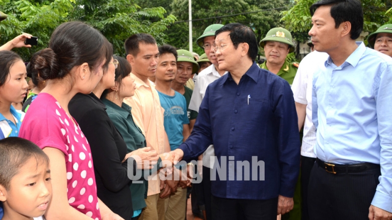 Chủ tịch nước Trương Tấn Sang thăm hỏi, động viên nhân dân khu 4, phường Mông Dương (TP Cẩm Phả)