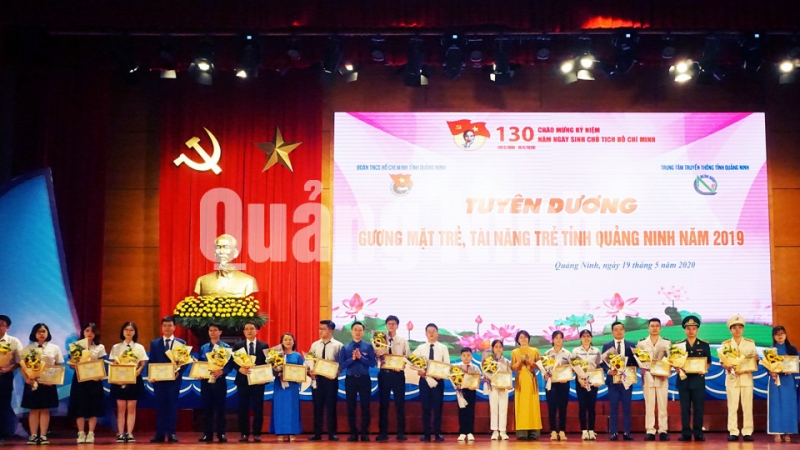 Ban Tổ chức tuyên dương 22 tài năng trẻ tại buổi lễ Tuyên dương gương mặt trẻ, tài năng trẻ, đảng viên trẻ tiêu biểu năm 2019 (5-2020). Ảnh: Minh Đức