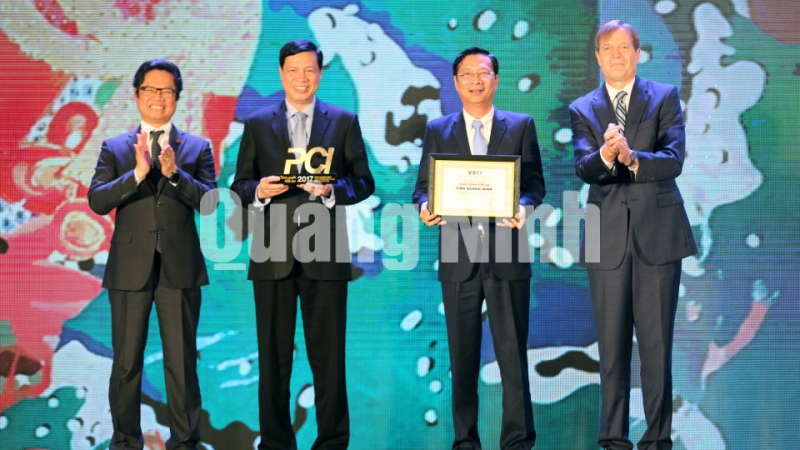 Quảng Ninh nhận Cúp chứng nhận đứng thứ nhất chỉ số PCI năm 2017. Ảnh: Đỗ Phương