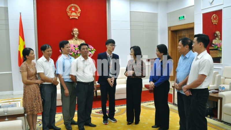 Phó Chủ tịch UBND tỉnh Vũ Thị Thu Thủy trò chuyện, động viên em Trần Ngọc Khánh (6-2019). Ảnh: Minh Hà