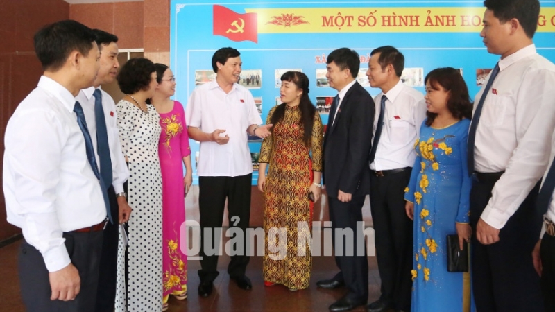 Đồng chí Nguyễn Đức Long, Phó Bí thư Tỉnh uỷ, Chủ tịch UBND tỉnh trò chuyện với các đại biểu tham dự đại hội.