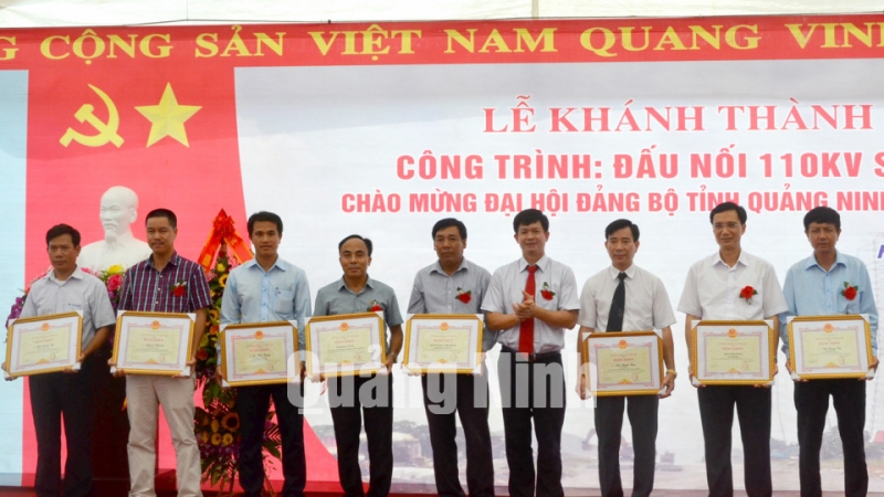Đồng chí Lê Quang Tùng, Phó Chủ tịch UBND tỉnh trao bằng khen của UBND tỉnh cho các tập thể và cá nhân có thành tích xuất sắc trong quá trình.