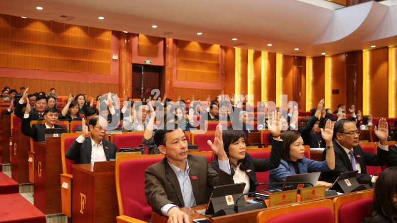 Các đại biểu biểu quyết thông qua 25 nghị quyết tại kỳ họp (12-2019). Ảnh: Hùng Sơn