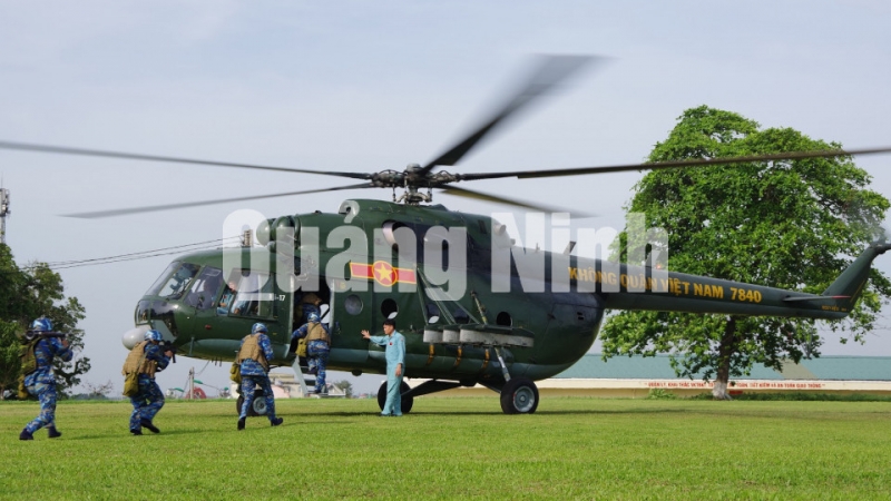 Lữ đoàn Hải quân 147 tổ chức thực hành huấn luyện đổ bộ đường không (8-2020). Ảnh: Lưu Linh