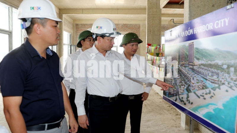 Bí thư Tỉnh ủy Nguyễn Xuân Ký xem quy hoạch dự án Sonasea Vân Đồn Harbor City (5-2020). Ảnh: Đỗ Phương