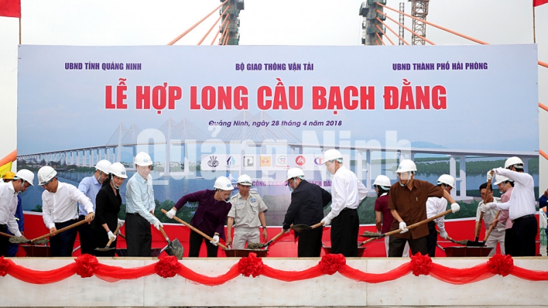 Các đồng chí lãnh đạo Trung ương, tỉnh Quảng Ninh đổ bê tông hợp long cầu Bạch Đằng (28/4/2018). Ảnh: Đỗ Phương