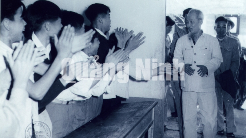 Chủ tịch Hồ Chí Minh thăm một lớp học và chụp ảnh cùng thầy, trò Trường Tiểu-Trung học Hoa Văn, TX Móng Cái.