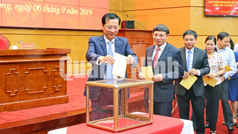 Các đồng chí Ủy viên Ban Chấp hành Đảng bộ tỉnh bỏ phiếu bầu Bí thư Tỉnh ủy Quảng Ninh khóa XIV, nhiệm kỳ 2015-2020 (9-2019). Ảnh: Hùng Sơn