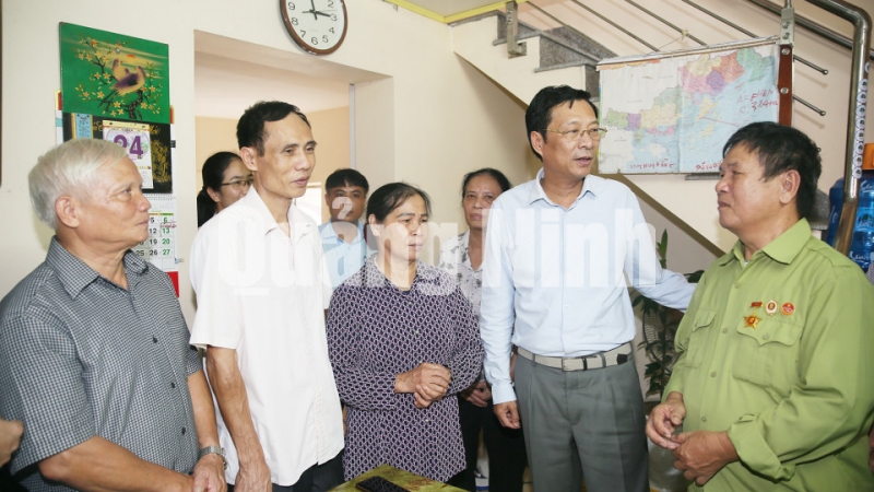 Bí thư Tỉnh ủy Nguyễn Văn Đọc thăm hỏi gia đình thương binh hạng 14 Vũ Văn Thành (7-2019). Ảnh: Đỗ Phương