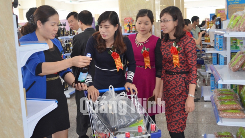 Đông đảo người dân tới tham quan, mua sắm tại Trung tâm OCOP Quảng Ninh tại Đông Triều.