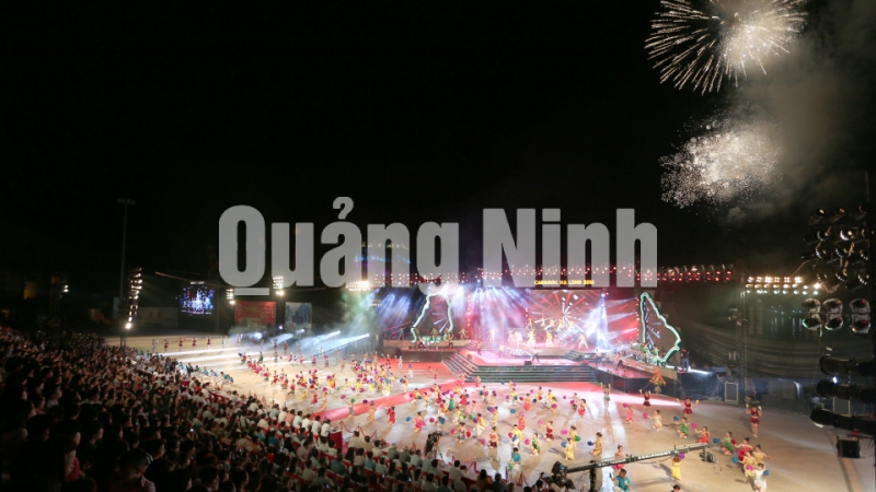 Màn bắn pháo hoa tại Carnaval Hạ Long 2016. Ảnh: Khánh Giang
