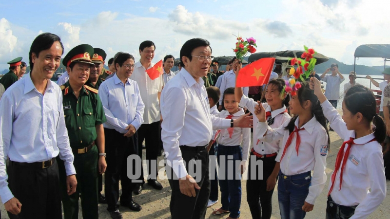 Chủ tịch nước Trương Tấn Sang thăm xã đảo Ngọc Vừng (Vân Đồn).