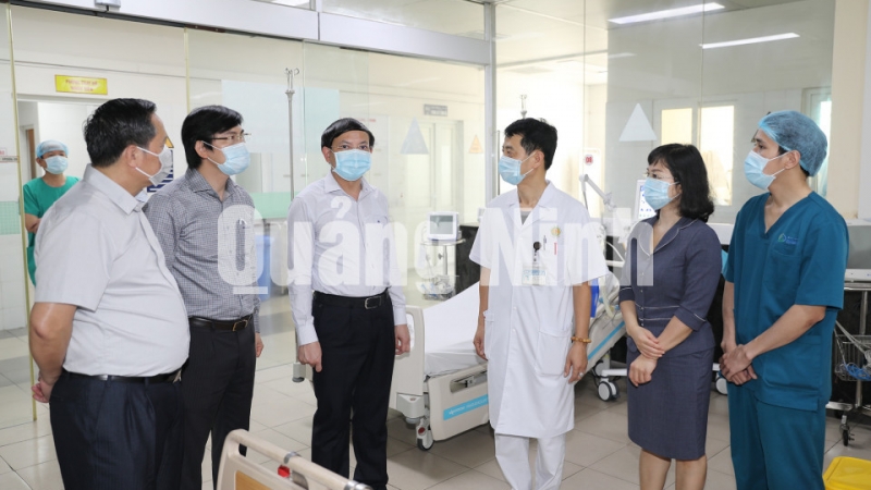 Bí thư Tỉnh ủy Nguyễn Xuân Ký kiểm tra Bệnh viện cách ly số 2 đặt tại Bệnh viện Lao và phổi Quảng Ninh (2-2020). Ảnh: Đỗ Phương