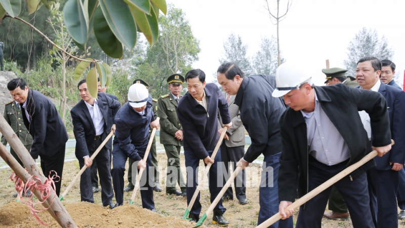 Trồng cây tại Khu di tích lịch sử Bác Hồ về thăm mỏ Đèo Nai năm 1959. Ảnh: Đỗ Phương