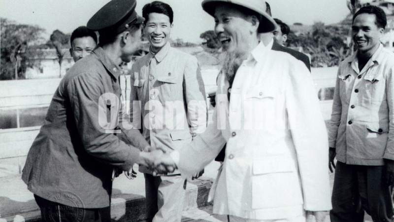 Chủ tịch Hồ Chí Minh bắt tay đồn trưởng Đồn Biên phòng Đông Hưng, Quảng Tây (Trung Quốc) khi Người đi qua cầu Bắc Luân sang thăm Đông Hưng.