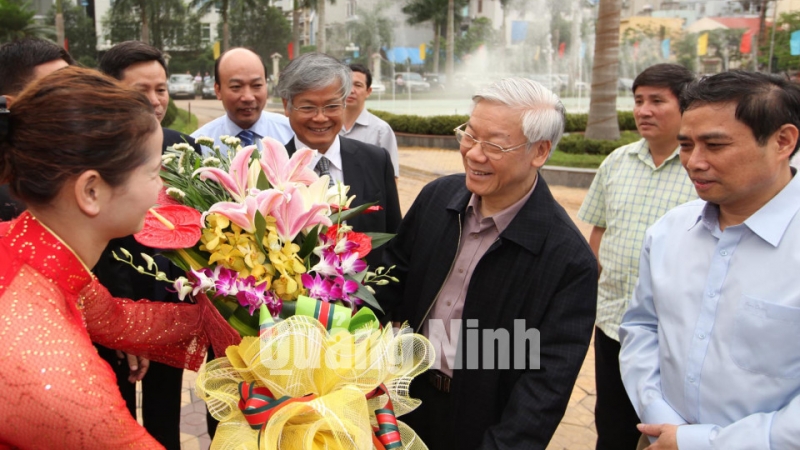 Cán bộ, công nhân viên ngành Than tặng hoa chúc mừng đồng chí Nguyễn Phú Trọng.