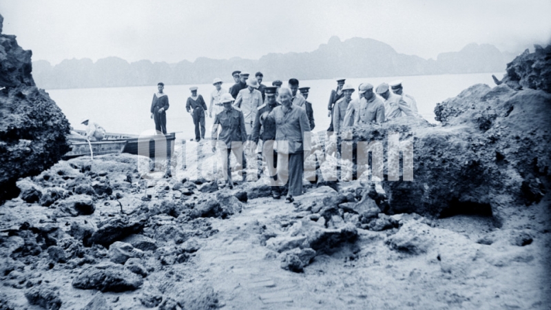 Chủ tịch Hồ Chí Minh thăm đảo Hòn Rồng trên Vịnh Hạ Long (31-3-1959).