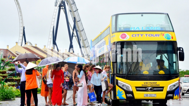 Dịch vụ xe buýt 2 tầng tại TP Hạ Long (8-2019). Ảnh: Tạ Quân