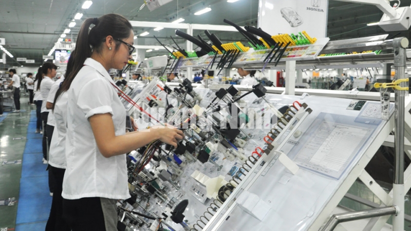 Sản xuất hệ thống dây dẫn và các cụm thiết bị điện ô tô tại nhà máy Yazaki, Chi nhánh Quảng Ninh (KCN Đông Mai, TX Quảng Yên) (1-2021). Ảnh: Đỗ Phương