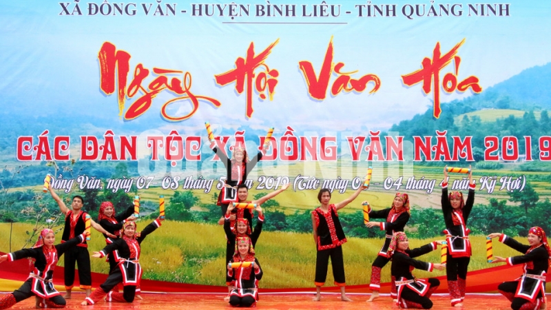 Tiết mục văn nghệ đặc sắc trong Ngày hội Kiêng gió năm 2019. Ảnh: Nguyễn Dung