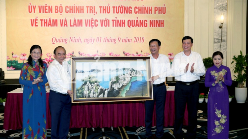 Tỉnh Quảng Ninh tặng Thủ tướng Nguyễn Xuân Phúc bức ảnh Vịnh Hạ Long (9-2018). Ảnh: Đỗ Giang