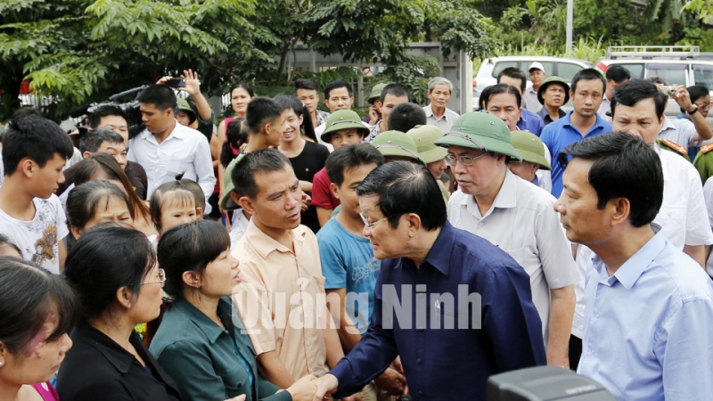 Chủ tịch nước Trương Tấn Sang thăm hỏi, động viên nhân dân khu 4, phường Mông Dương (TP Cẩm Phả)