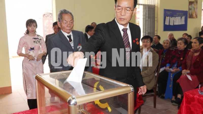 Đảng viên khu phố 6, phường Bãi Cháy, TP Hạ Long bỏ phiếu bầu cấp ủy mới (1-2020). Ảnh: Đỗ Phương