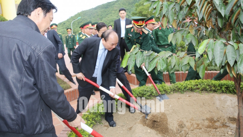 Thủ tướng trồng cây lưu niệm tại Lữ đoàn 242.