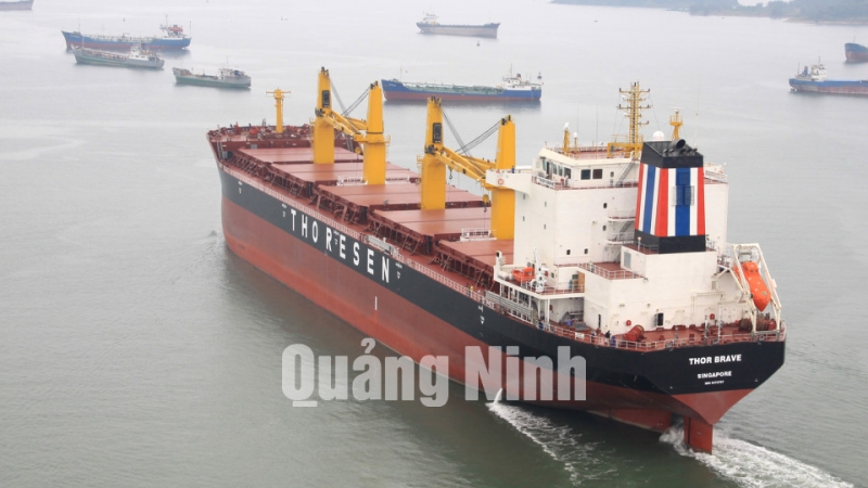 Tàu chở hàng 53.000 tấn xuất khẩu sang Thái Lan.