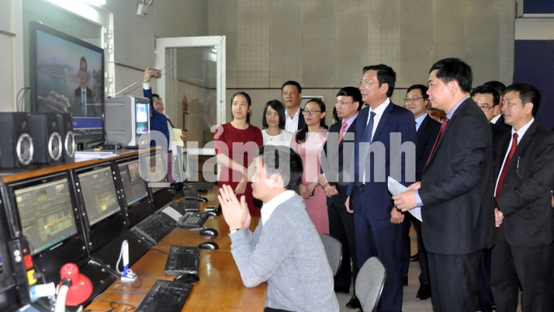 Bí thư Tỉnh ủy thăm, động viên các kĩ thuật viên trực tại Phim trường S1, Trung tâm Truyền thông tỉnh (4-2-2019). Ảnh: Lưu Linh