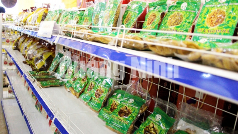 Sản phẩm củ cải Đầm Hà được bày bán tại Trung tâm OCOP huyện. Ảnh: Minh Đức