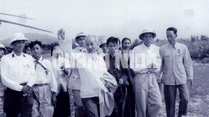 Chủ tịch Hồ Chí Minh từ Trà Cổ đến thăm đảo Cô Tô. Cùng đi với Bác có đồng chí Hoàng Chính, Bí thư Tỉnh ủy Hải Ninh.