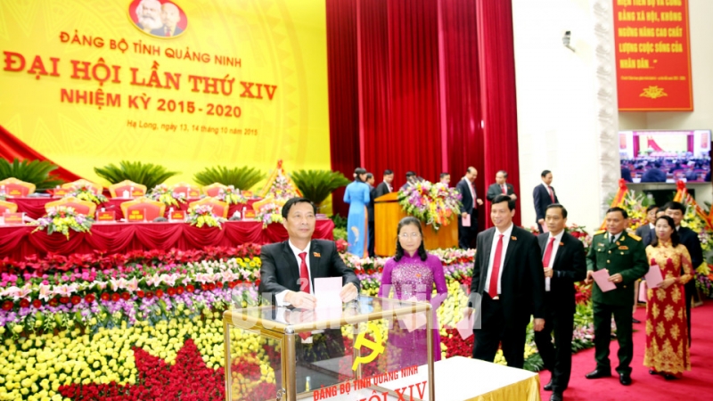 Các đại biểu bỏ phiếu bầu Ban Chấp hành Đảng bộ tỉnh Khóa XIV, nhiệm kỳ 2015- 2020