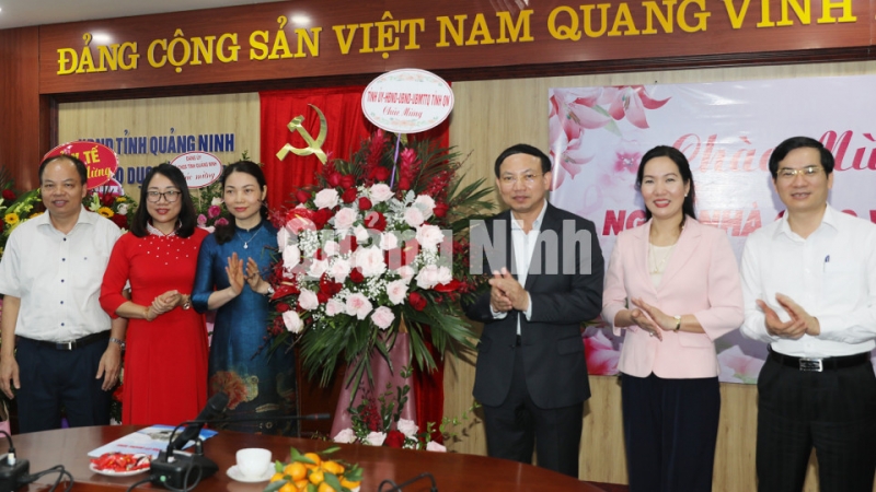 Bí thư Tỉnh ủy Nguyễn Xuân Ký tặng hoa, chúc mừng Sở Giáo dục và Đào tạo (11-2020). Ảnh: Đỗ Phương