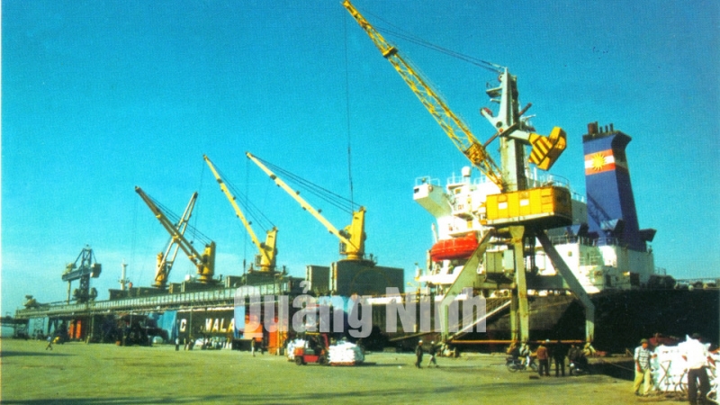 Cảng Cái Lân là một cảng nước sâu thuộc cụm cảng Hòn Gai tỉnh Quảng Ninh, đang được xây dựng và mở rộng thành một trong những cảng lớn nhất Việt Nam. (Trong ảnh: Cảng Cái Lân 15 năm trước). Ảnh: Đỗ Khánh
