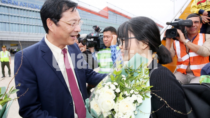 Bí thư Tỉnh ủy Nguyễn Văn Đọc tặng hoa chúc mừng những vị khách đầu tiên của Bamboo Airways tại sân bay Vân Đồn (2-2-2019). Ảnh: Đỗ Phương