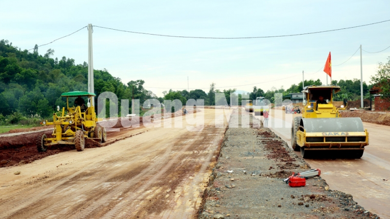 Nhà thầu thi công dự án Đường giao thông trục chính (KKT Vân Đồn) kết nối với Cảng hàng không Quảng Ninh. Ảnh: Đỗ Phương